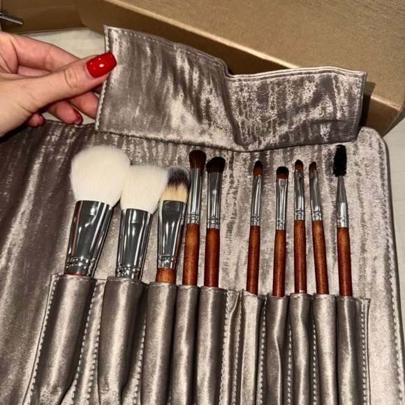 BVLGARI Limited Edition Gold Makeup Brushes Set with Makeup Pouch - Picture 4 of 11